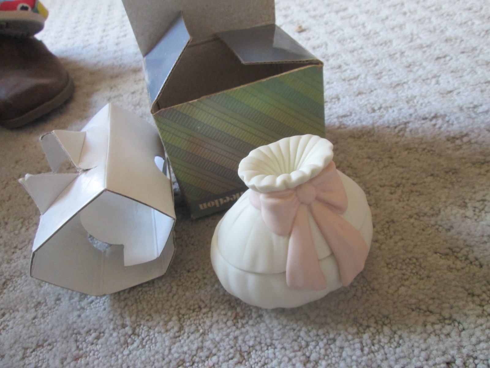 Vintage AVON Made in United States Soft Bow Trinket Glass Box NIB