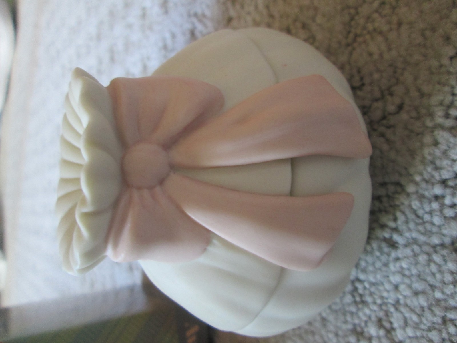 Vintage AVON Made in United States Soft Bow Trinket Glass Box NIB