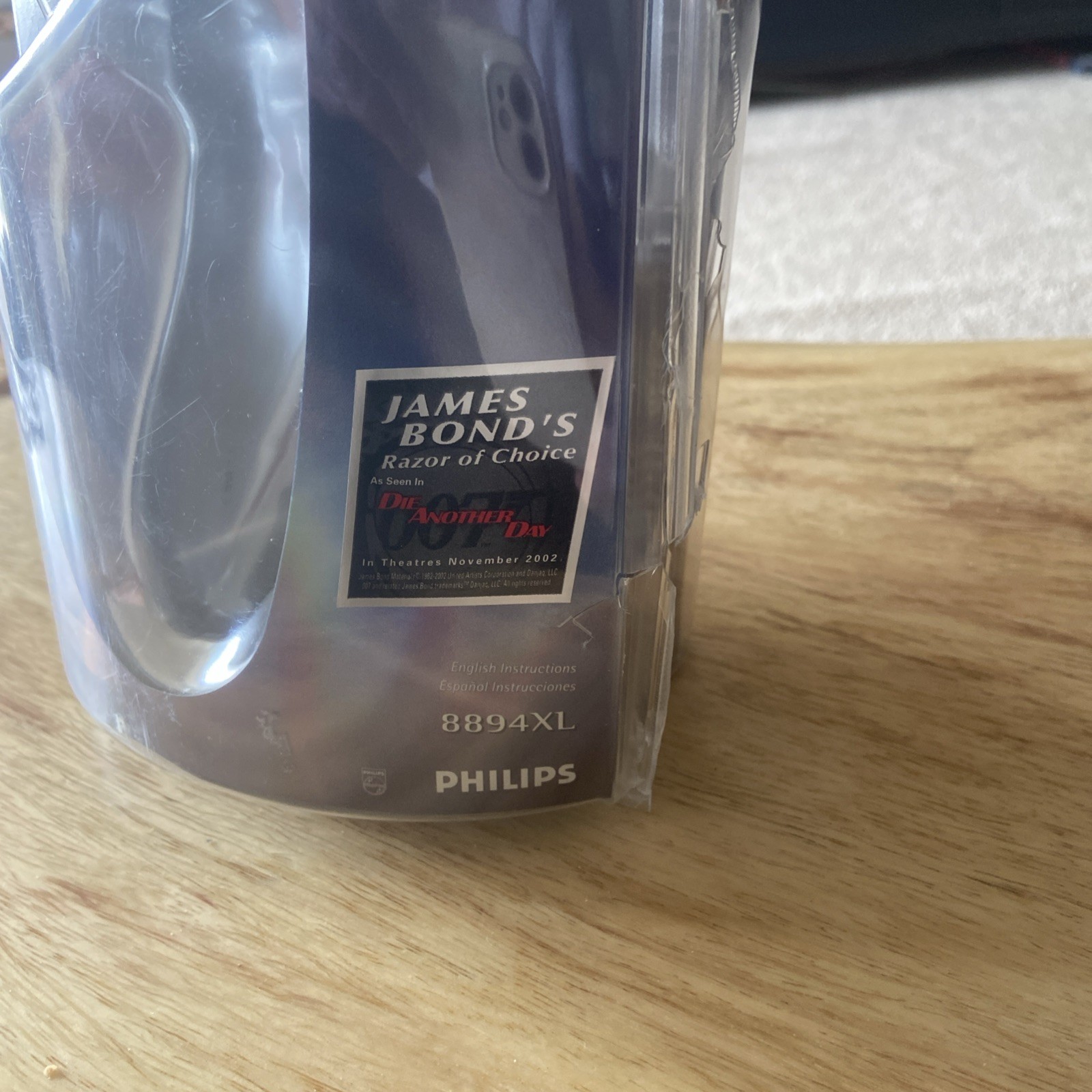 Norelco Electric Shaver Spectra Shaving System 8894 XLJames Bond Special Edition