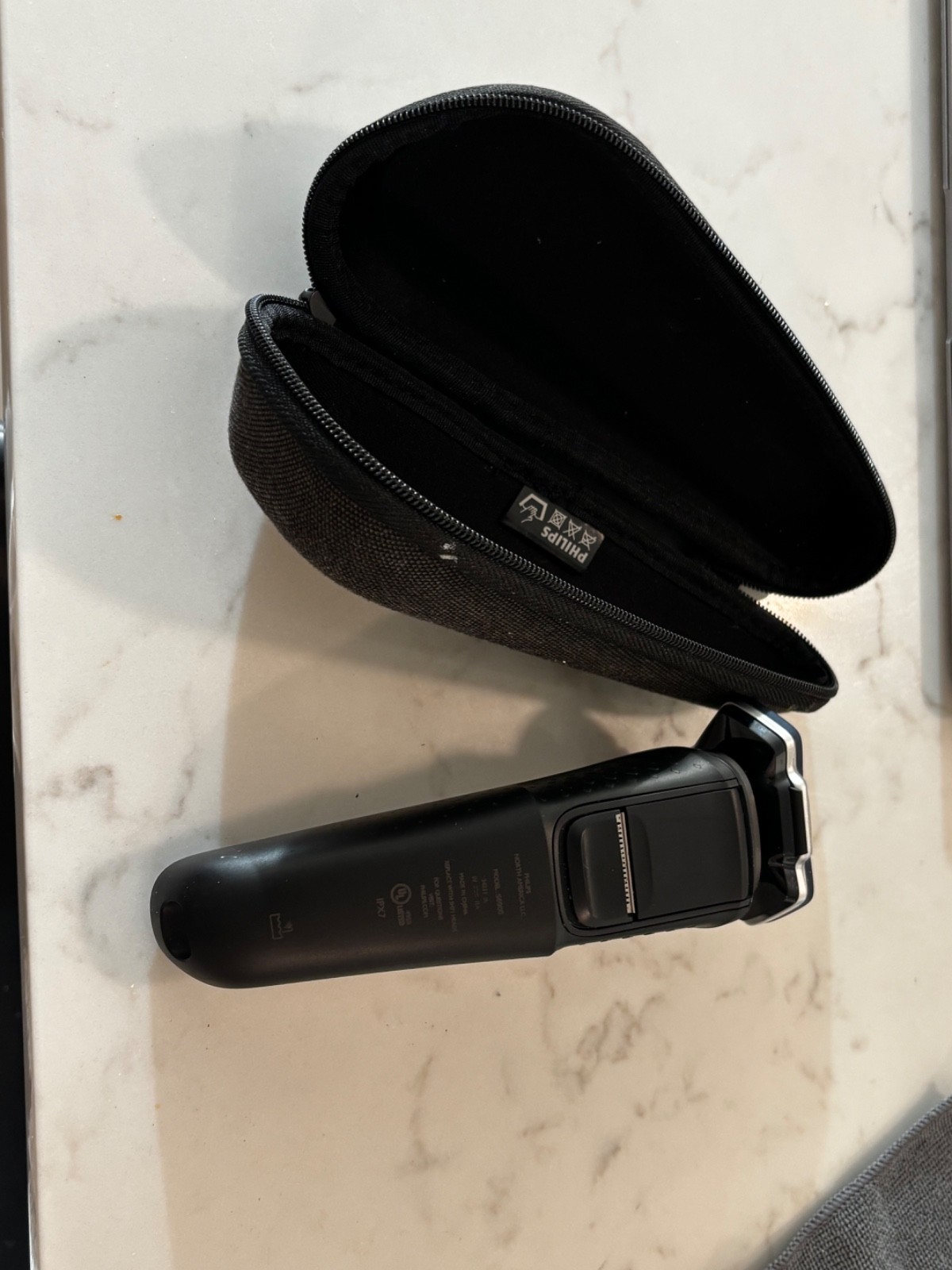 Philips Norelco Shaver 6900 S6900 Wet & Dry shaver electric bundle case and cord