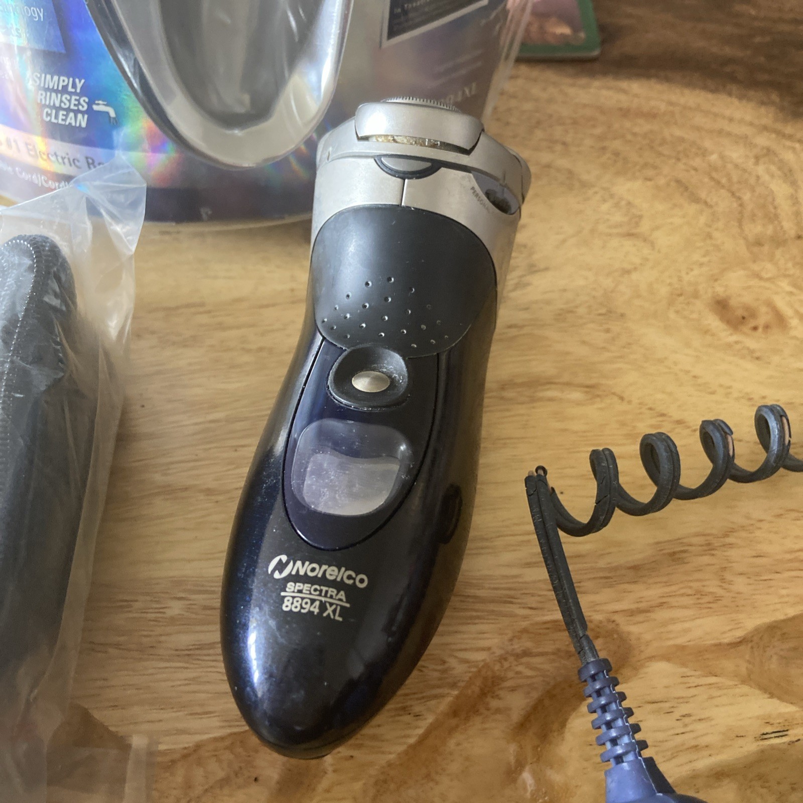 Norelco Electric Shaver Spectra Shaving System 8894 XLJames Bond Special Edition