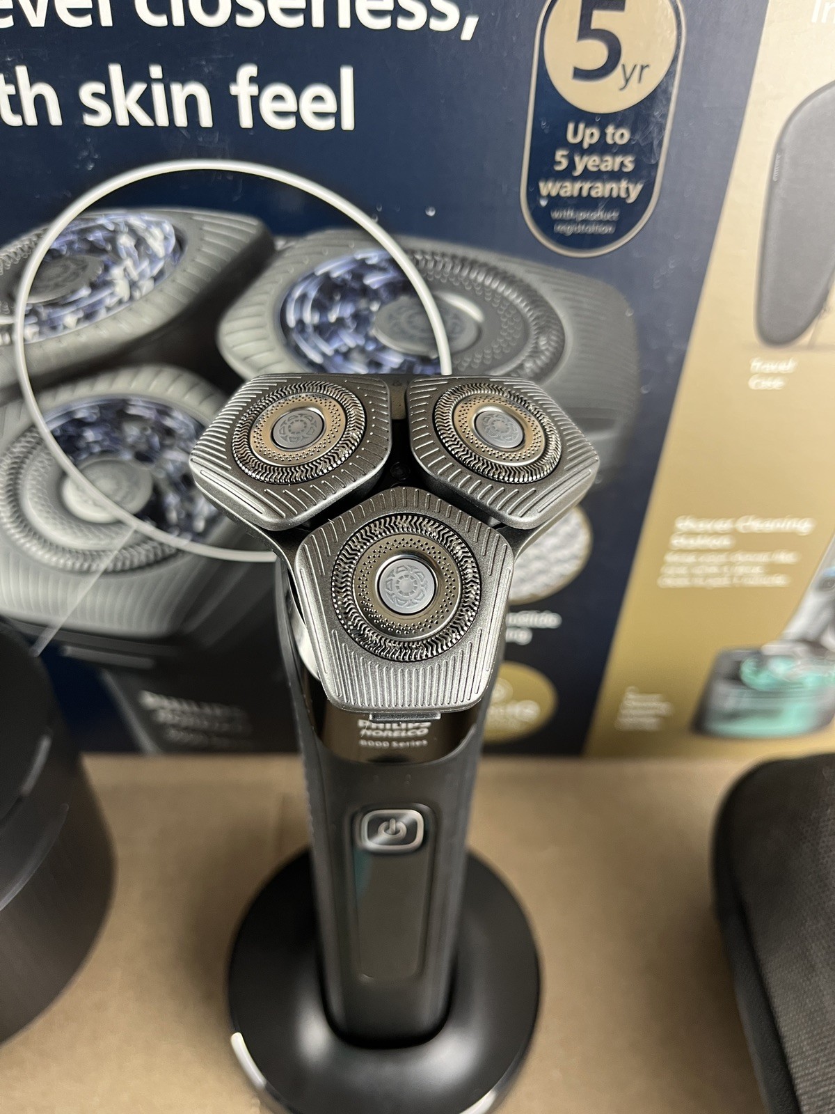 Philips Norelco Electric Shaver 8000 Set Black Wet & Dry SenseIQ