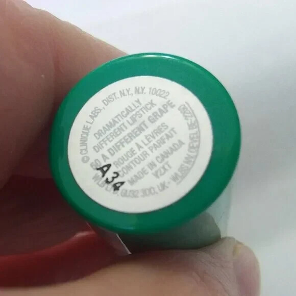 NIB CLINIQUE Dramatically Different Lipstick ” 50 A Different Grape ” Full Size